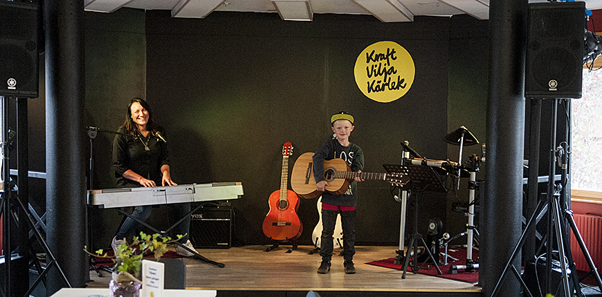 Två personer på scenen hos Entré Ungdom