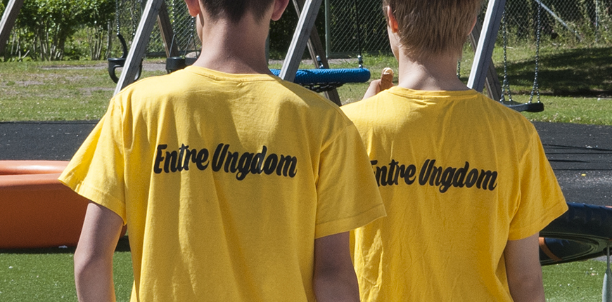 Ungdomar med Entré Ungdom-tröjor