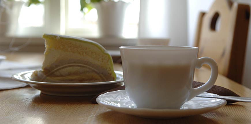 Kaffekopp och tårtbit