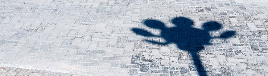 Skugga av konstverk i Hofors centrum